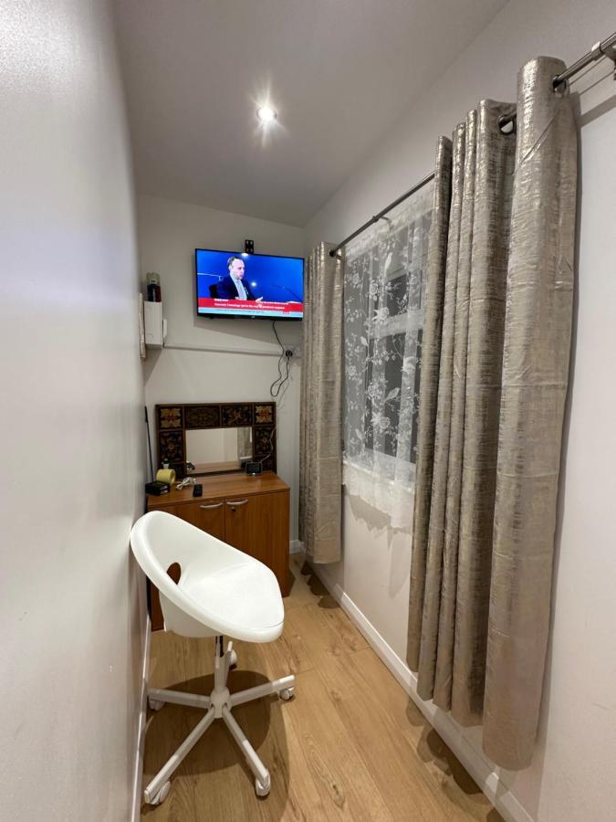 Luxury Ensuite 2Nd Studio Flat With Great Views In Keedonwood Road With Fully Own Bathroom Newly Added And Private Kitchenette 布罗姆利 外观 照片